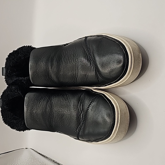 TOMS slip on sneaker/ booties faux fur trim. 7.5 womens - Picture 4 of 6